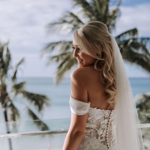 Down hair style for bride Down hair style for bride